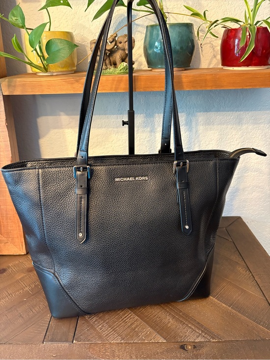 Michael Kors Handbags - Michael Kors Black Pebbled Leather Zip Top Tote Shoulder Bag Gold Hardware